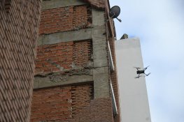 Dron při vizuální kontrole poškozené fasády a zdiva