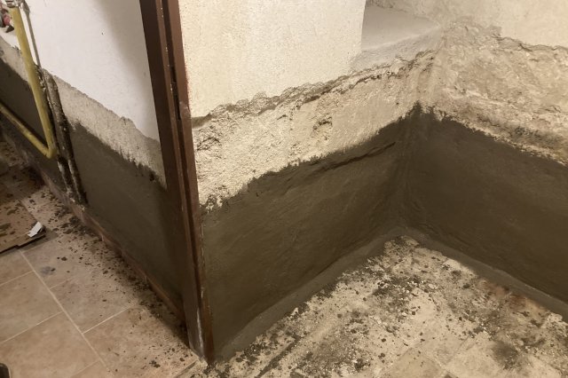 Tlaková chemická injektáž zdiva proti vlhkosti roztokem křemičitanu.