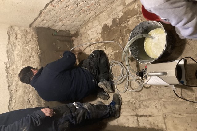 Tlaková chemická injektáž zdiva proti vlhkosti roztokem křemičitanu.