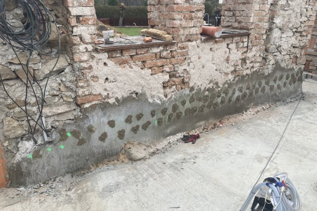Tlaková chemická injektáž zdiva proti vlhkosti roztokem křemičitanu.