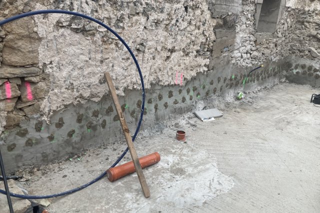 Tlaková chemická injektáž zdiva proti vlhkosti roztokem křemičitanu.