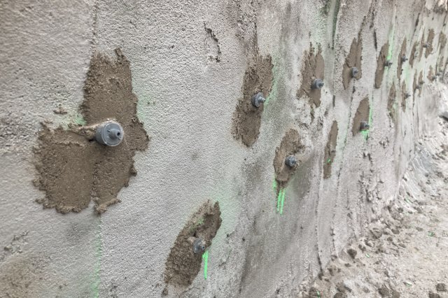 Tlaková chemická injektáž zdiva proti vlhkosti roztokem křemičitanu.