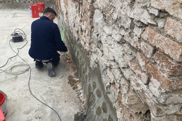 Tlaková chemická injektáž zdiva proti vlhkosti roztokem křemičitanu.