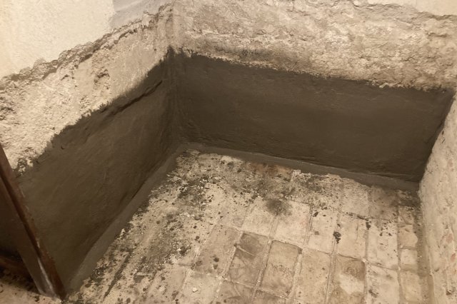 Tlaková chemická injektáž zdiva proti vlhkosti roztokem křemičitanu.