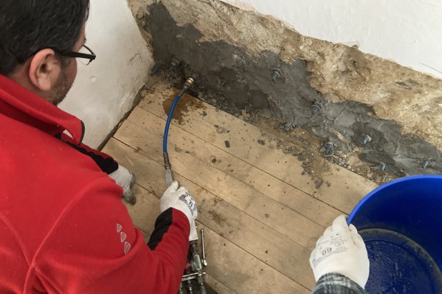 Utěsňující tlaková injektáž akrylátovými gely.