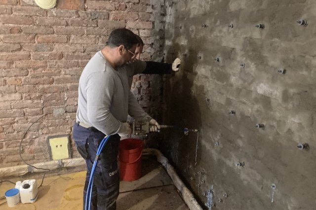 Rubová gelová injektáž – vytvoření dodatečné hydroizolace mezi zdivem a přilehlou zeminou.