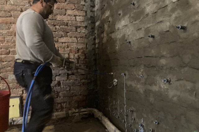 Rubová gelová injektáž – vytvoření dodatečné hydroizolace mezi zdivem a přilehlou zeminou.