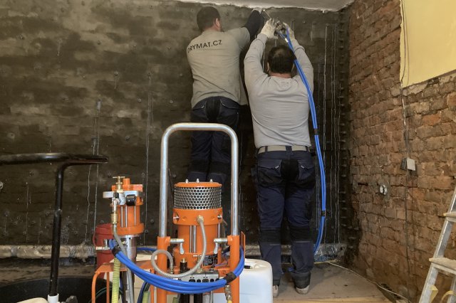 Rubová gelová injektáž – vytvoření dodatečné hydroizolace mezi zdivem a přilehlou zeminou.