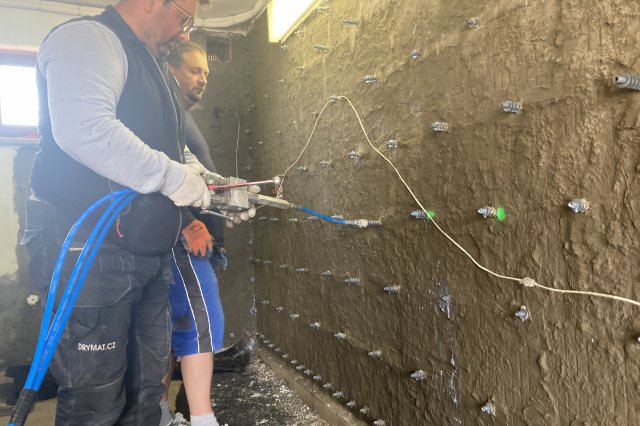 Rubová gelová injektáž – vytvoření dodatečné hydroizolace mezi zdivem a přilehlou zeminou.
