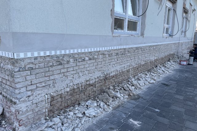 Krémová injektáž zdiva (článek 1/3) – cenově dostupná technologie dodatečné izolace vlhkého zdiva.