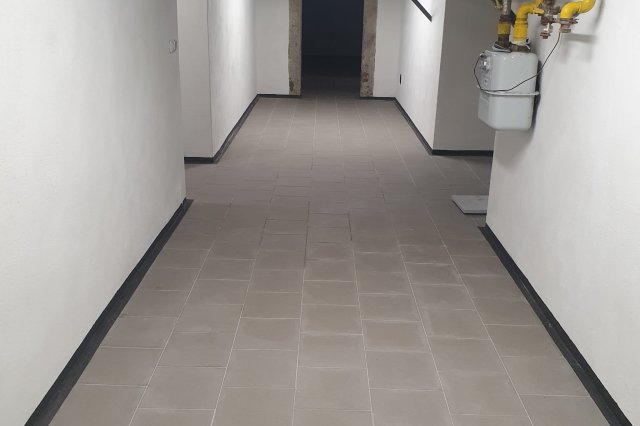 Jak probíhá profesionální sanace vlhkého zdiva krok za krokem.