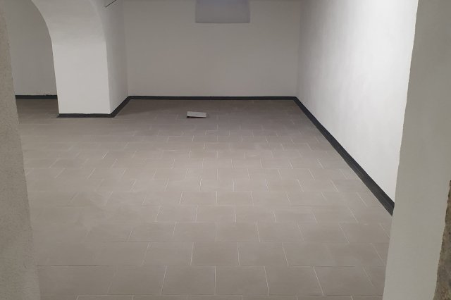 Jak probíhá profesionální sanace vlhkého zdiva krok za krokem.