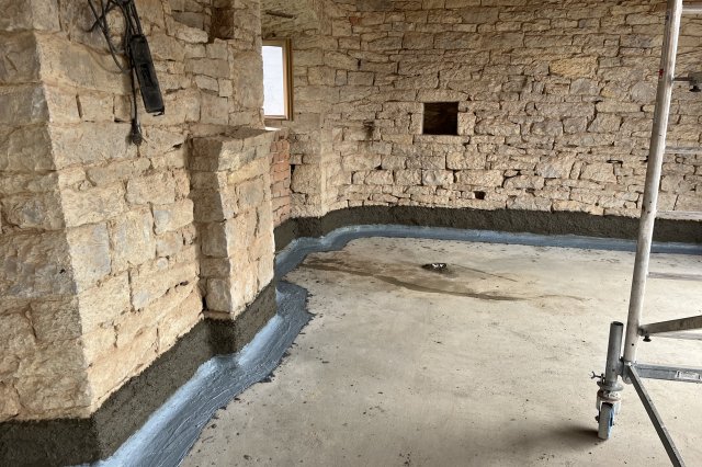 Jak probíhá profesionální sanace vlhkého zdiva krok za krokem.