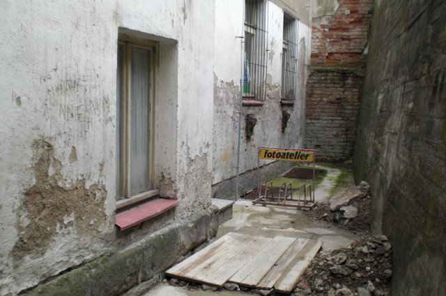 Jak probíhá profesionální sanace vlhkého zdiva krok za krokem.