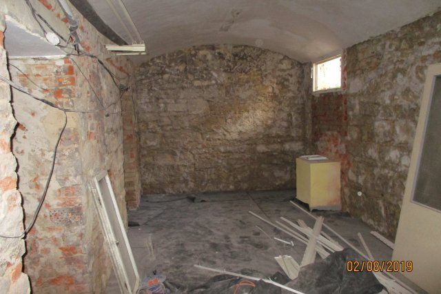 Jak probíhá profesionální sanace vlhkého zdiva krok za krokem.