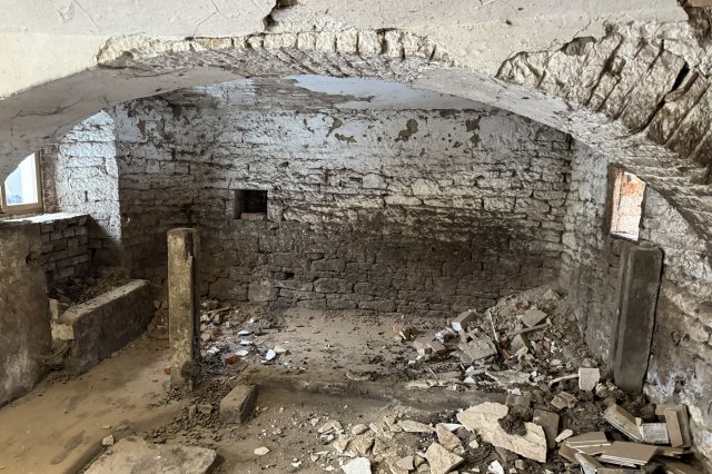 Jak probíhá profesionální sanace vlhkého zdiva krok za krokem.