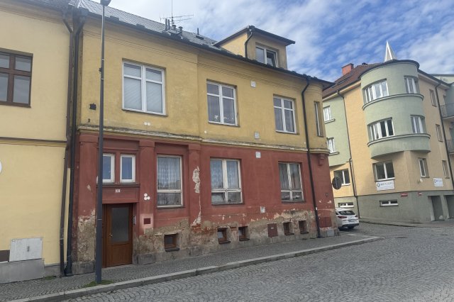 Proč nová fasáda bytového domu vyžaduje suché základy aneb jak pomohla tlaková dvouřadá injektáž.