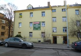 Praha 3, sanace vlhkého zdiva spodní stavby bytového domu aktivní drátovou elektroosmózou.