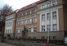 Humpolec, sanace vlhkého zdiva a suterénu základní umělecké školy aktivní drátovou elektroosmózou.