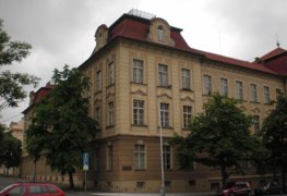 Praha 2, sanace vlhkého zdiva přírodovědné fakulty university Karlovy v Praze - aktivní drátová elektroosmóza, sanační omítky.