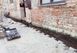 Návrh a realizace řešení odvlhčení rodinného domu kombinací souboru sanačních metod.