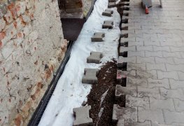 Návrh a realizace řešení odvlhčení rodinného domu kombinací souboru sanačních metod.