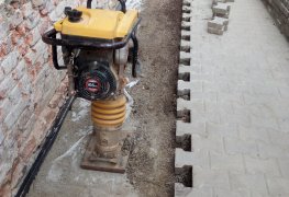Návrh a realizace řešení odvlhčení rodinného domu kombinací souboru sanačních metod.