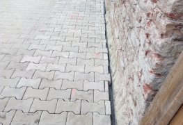Návrh a realizace řešení odvlhčení rodinného domu kombinací souboru sanačních metod.