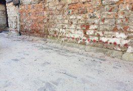 Návrh a realizace řešení odvlhčení rodinného domu kombinací souboru sanačních metod.