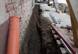 Návrh a realizace řešení odvlhčení rodinného domu kombinací souboru sanačních metod.