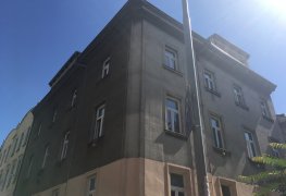 Praha, odstranění vzlínající vlhkosti spodní stavby bytového domu technologií aktivní drátové elektroosmózy, instalace ventilátorů pro cirkulaci vzduchu.