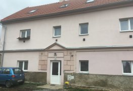 Smečno, sanace vlhkého zdiva bytového domu chemickou injektáží křemičitanovým roztokem.