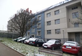 Chrudim, sanace vlhkého zdiva a snížení vlhkosti sklepních prostor bytového domu aktivní drátovou elektroosmózou.