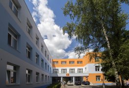 Pardubice, odkop, drenáž, nová svislá hydroizolace a doplnění zateplení spodní stavby pavilónu pardubické nemocnice.