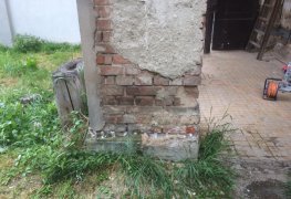 Aktivní elektroosmóza pro odvlhčení zdiva historického objektu.