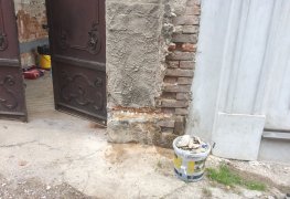 Aktivní elektroosmóza pro odvlhčení zdiva historického objektu.