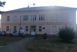 Lovčice, odvlhčení zdiva základní školy technologií aktivní drátové elektroosmózy.