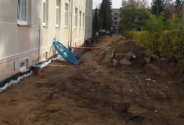 Řešení odvlhčení a sanace vlhkého zdiva většího bytového domu.