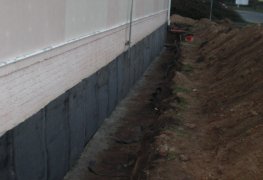 Řešení odvlhčení a sanace vlhkého zdiva většího bytového domu.