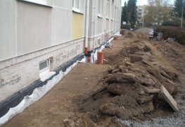 Řešení odvlhčení a sanace vlhkého zdiva většího bytového domu.