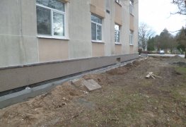 Řešení odvlhčení a sanace vlhkého zdiva většího bytového domu.