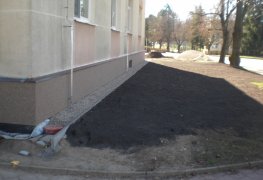 Řešení odvlhčení a sanace vlhkého zdiva většího bytového domu.
