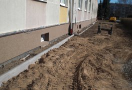 Řešení odvlhčení a sanace vlhkého zdiva většího bytového domu.