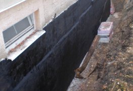 Řešení odvlhčení a sanace vlhkého zdiva většího bytového domu.