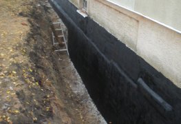 Řešení odvlhčení a sanace vlhkého zdiva většího bytového domu.