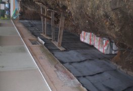 Řešení odvlhčení a sanace vlhkého zdiva většího bytového domu.