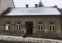 Sanace vlhkého zdiva rodinného domu v Hlinsku v Čechách technologií aktivní drátové elektroosmózy.