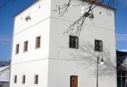 Golčův Jeníkov, odvlhčení vlhkého zdiva historické tvrze pomocí bezdrátové elektroosmózy.