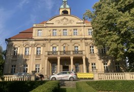 Odstranění vzlínající vlhkosti obvodového zdiva zámku v Hrochově Týnci aktivní elektroosmózou.