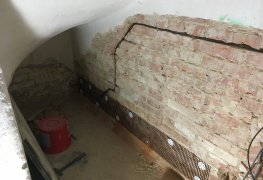Řešení hydroizolace a odstranění vlhkosti zdiva historického objektu.